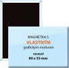 Vhodnou veľkosťou magnetky je pre účely reklamy napríklad aj vyhotovenie o rozmeroch 80 x 55 mm. Samozrejme, naše stránky ponúkajú aj množstvo iných veľkostí. Stačí si len vybrať. Magnetky vyrábame z tvrdeného papiera a spodnú stranu výrobku tvorí špeciálna ochranná fólia. Môžete si nechať vyobraziť čokoľvek. Či už je to fotografia, názov firmy, logo alebo rôzne myšlienky. Je potrebné správne osloviť klienta a takémuto drobnému predmetu neodolá nikto. Vytvorte si svoj vlastný návrh a zašlite nám ho spolu s objednávkou. Taktiež nás kontaktujte v prípade otázok, ktoré vám radi zodpovieme. Reklama je kľúčom k získavaniu zákazníkov.